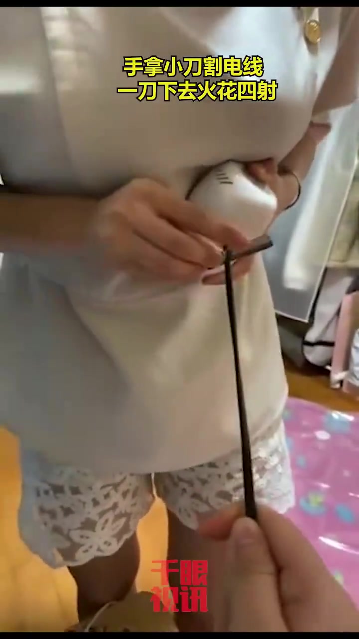 插着电用刀片割电线