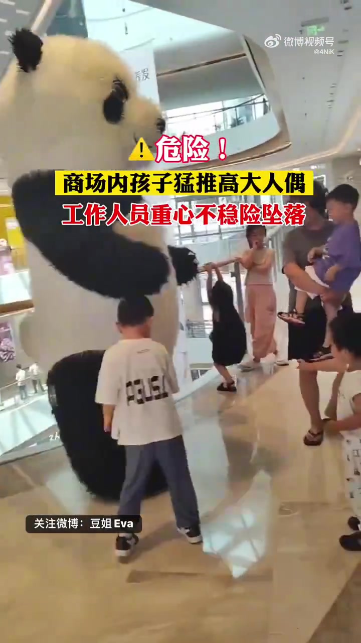 网友拍下惊险一幕，孩子猛地扑向人偶，工作人员重心不稳差点坠楼