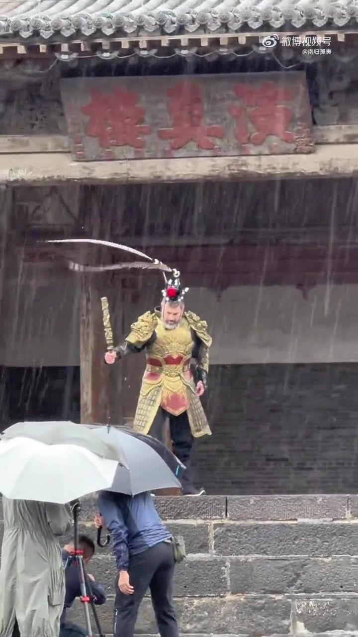 这是在山西的网友拍摄的，他去一个景点玩碰到个老外扮演孙悟空！