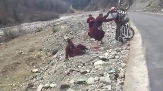 这开摩托车的技术非常“高”