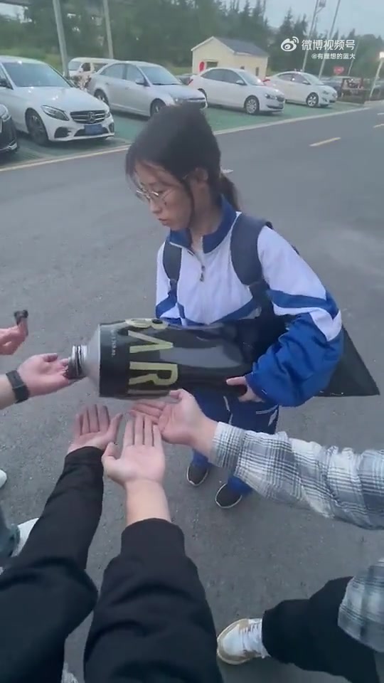 不懂就问这是鞋油还是黑人牙膏啊都和人差不多大了！