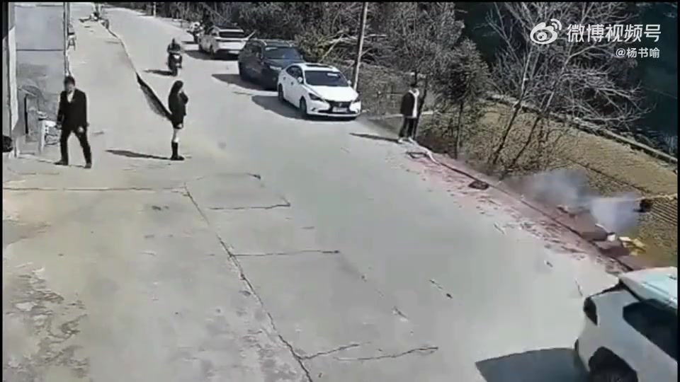 男子马路边上放鞭炮，点燃撤退时被车撞！这种情况司机责任大吗