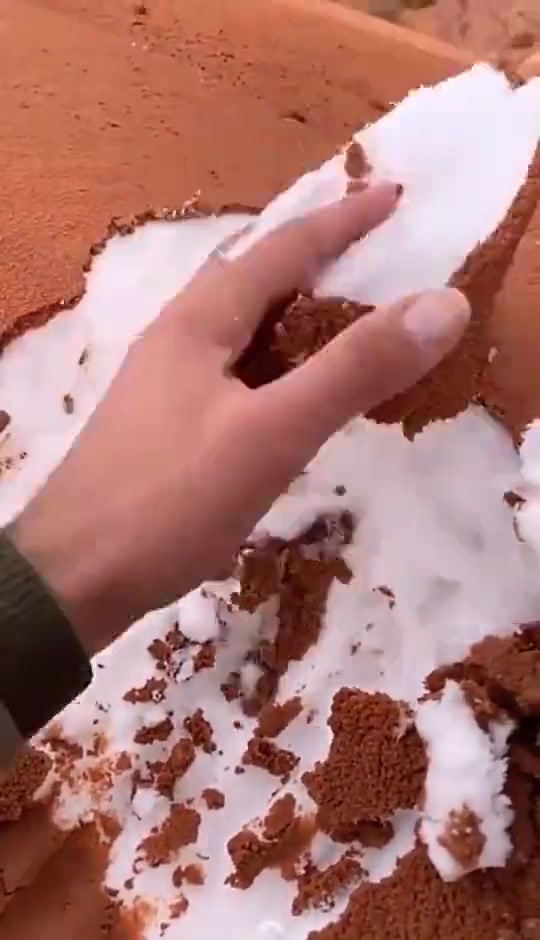 下雪后的沙特阿拉伯像极了巧克力冰淇淋