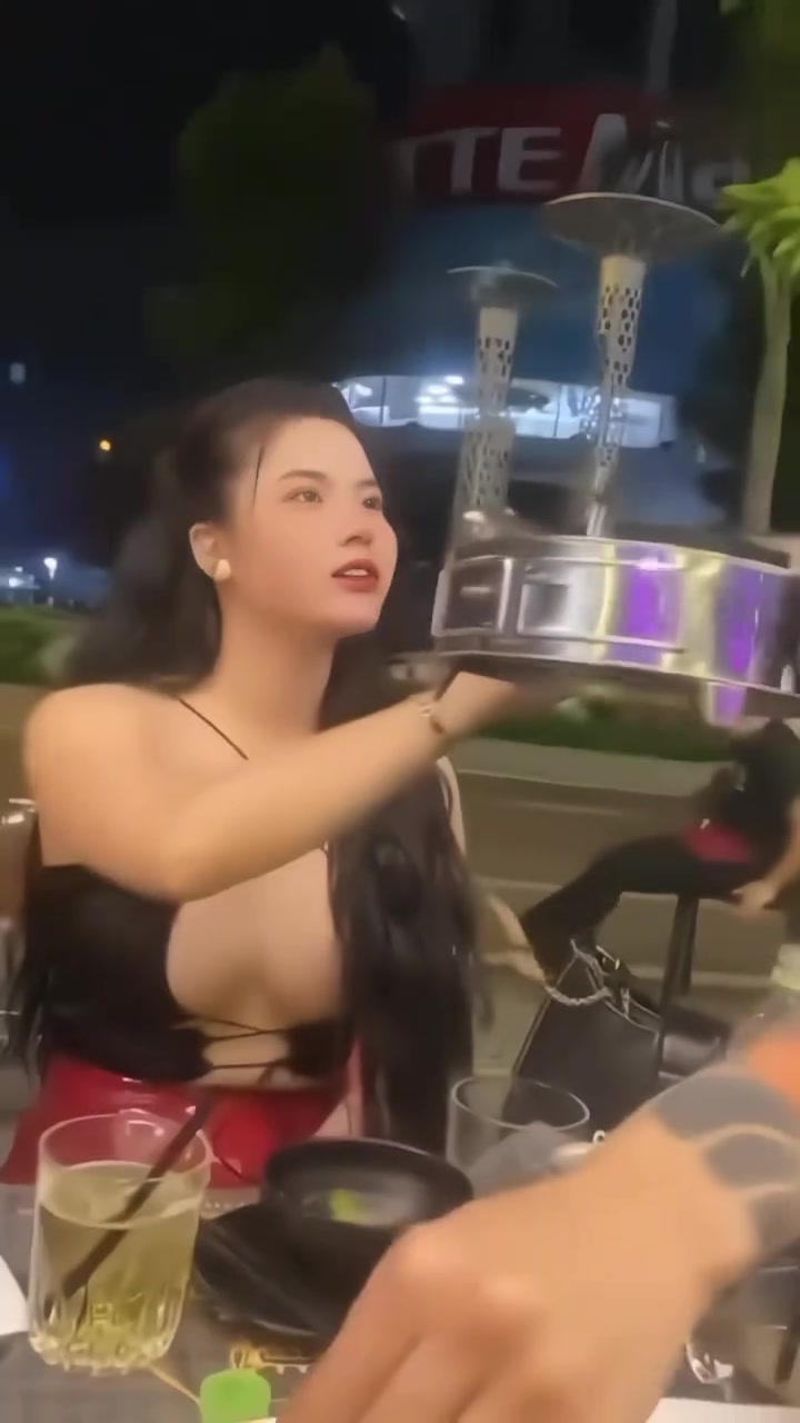 小姐姐怎么在为难上菜小哥啊