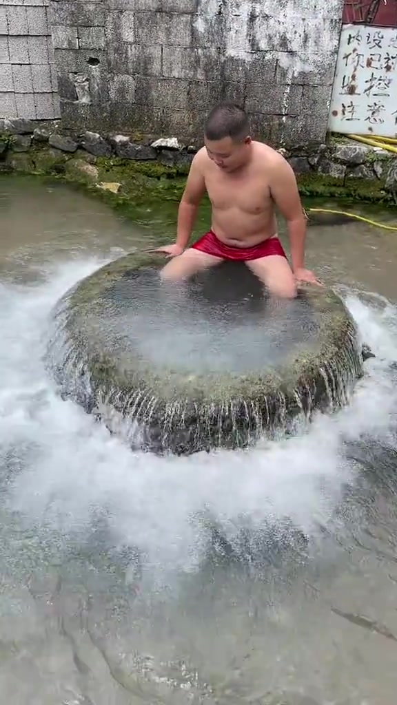 很危险，不要这样玩！！这大人也不拦着孩子