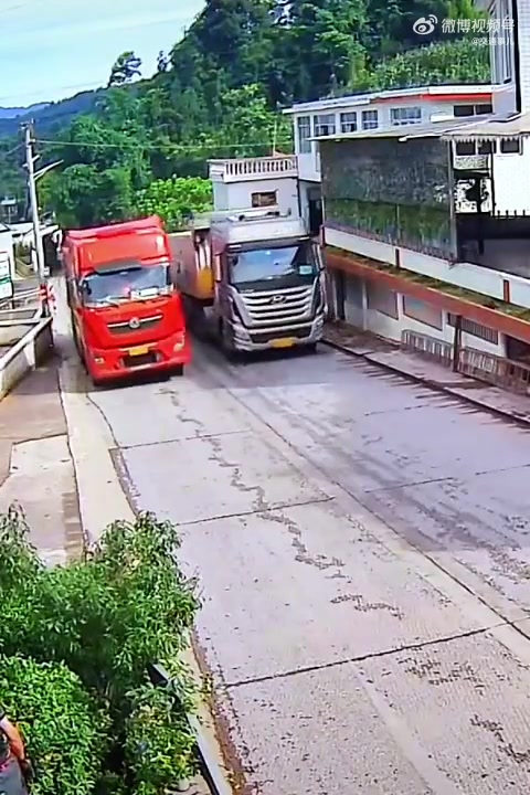 乡村小路并驾齐驱，两个司机是不是都该重罚
