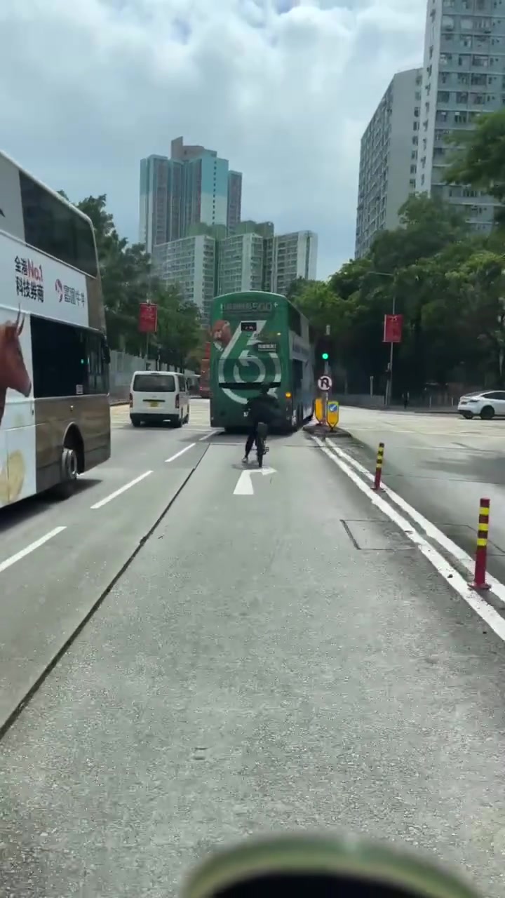 香港马路要小心电动车，违法得如此理直气壮！