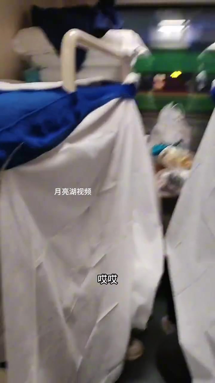 乘客吐槽年轻人在下铺挂上帘子！！