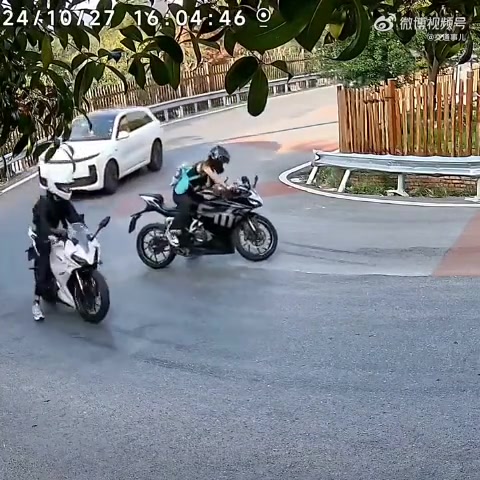 迷之操作！好好的怎么就摔车了