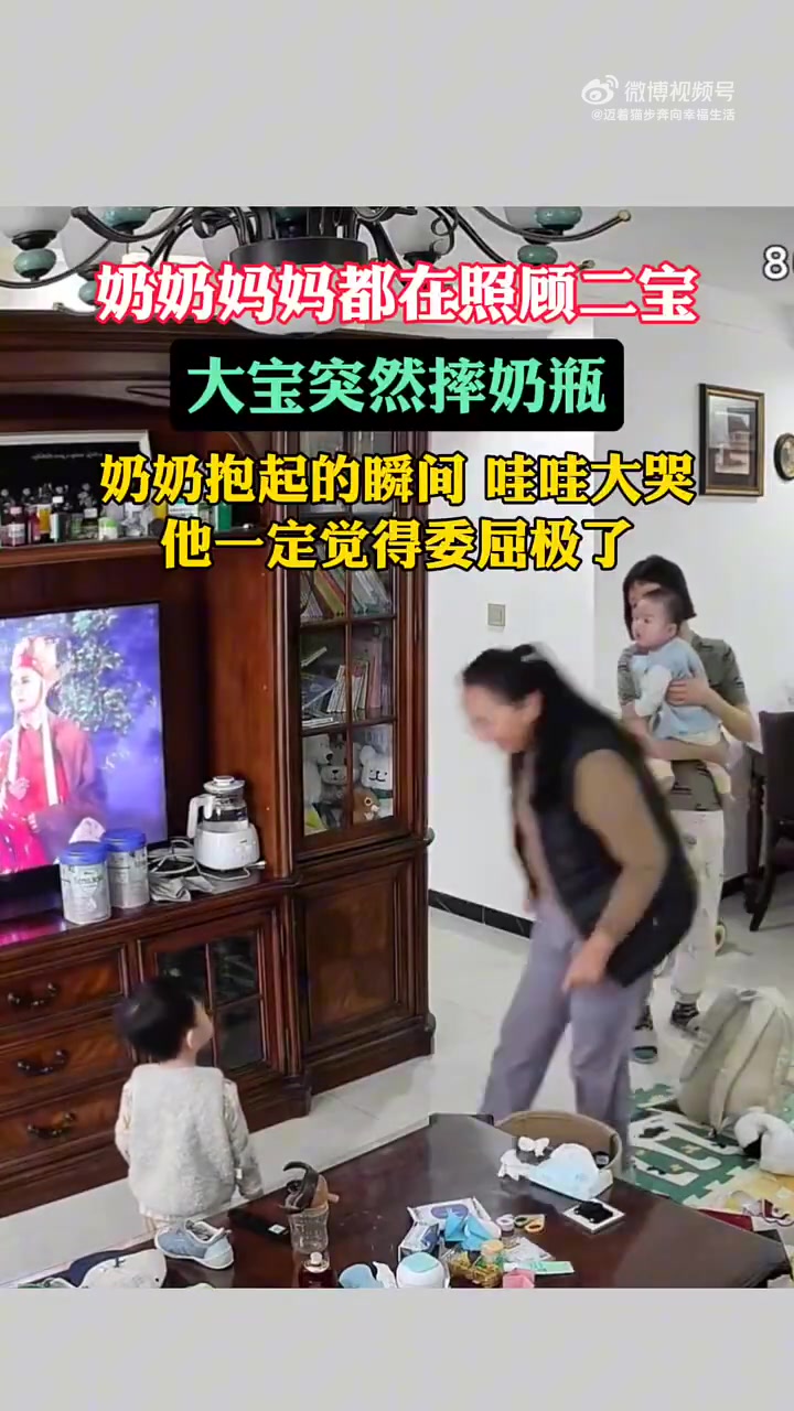 奶奶抱起的那一刻瞬间绷不住了他一定觉得委屈极了