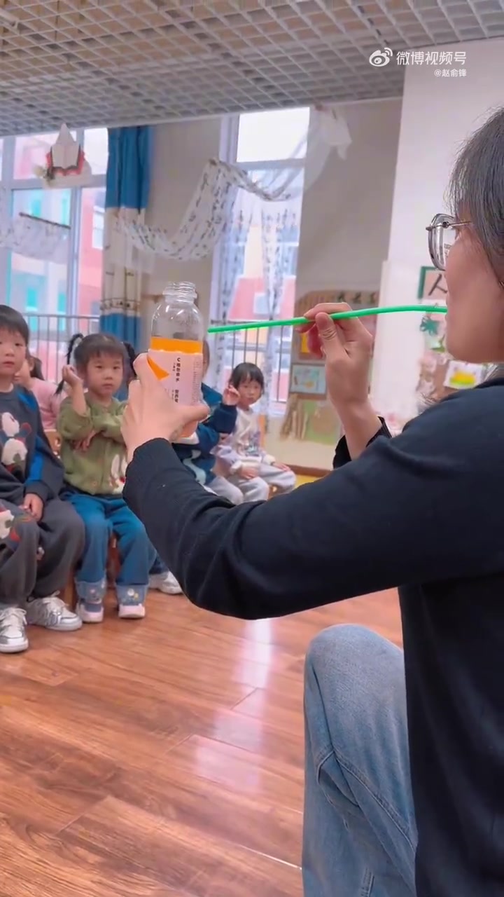 幼儿园老师表演魔术“隔空喝水”，看呆一众小朋友
