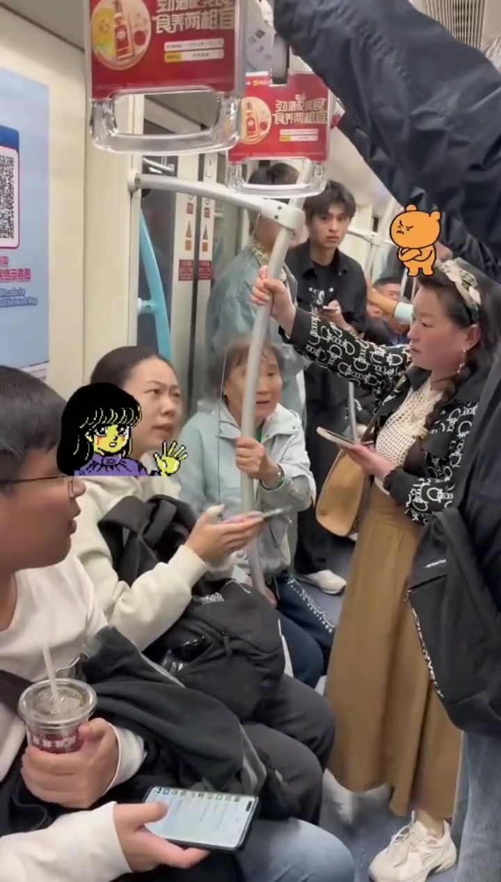 老头要求女孩让座给自己的老伴，认为这是爱心专座