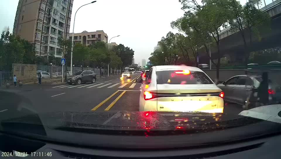 感觉应该是黑车打了方向，但是白车应该还是全责吧！