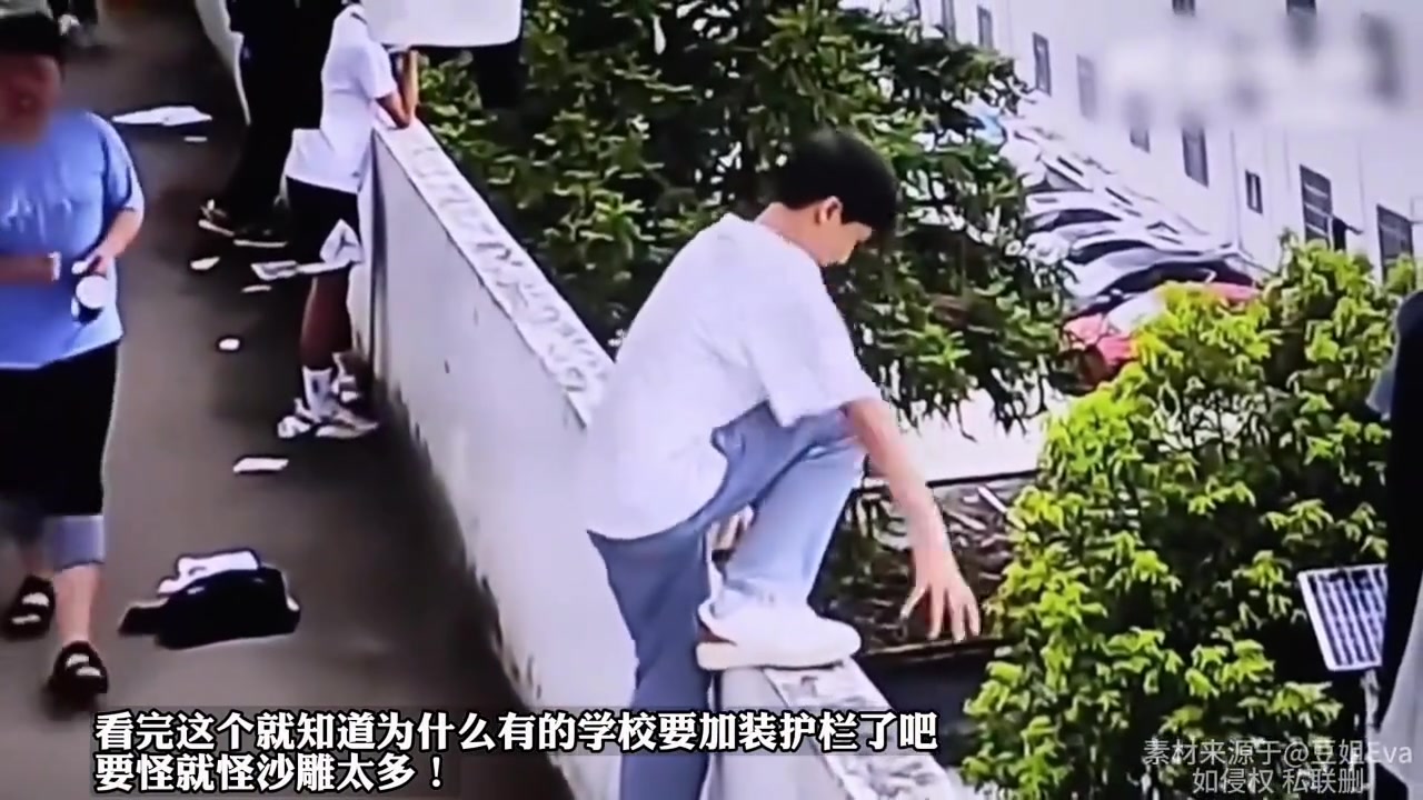 看完就知道为什么有的学校要加装护栏了吧，要怪就怪奇葩太多！