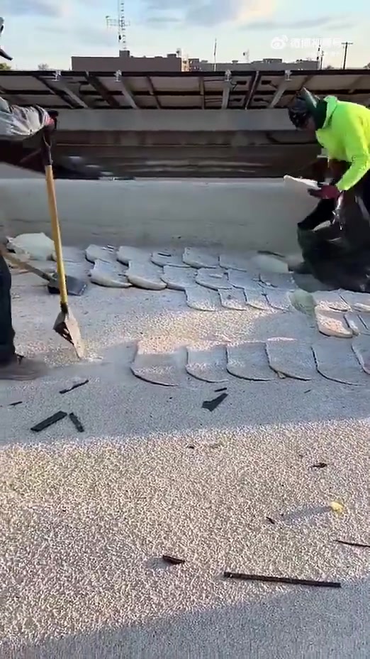 铲屋顶的建筑材料，这是要干什么