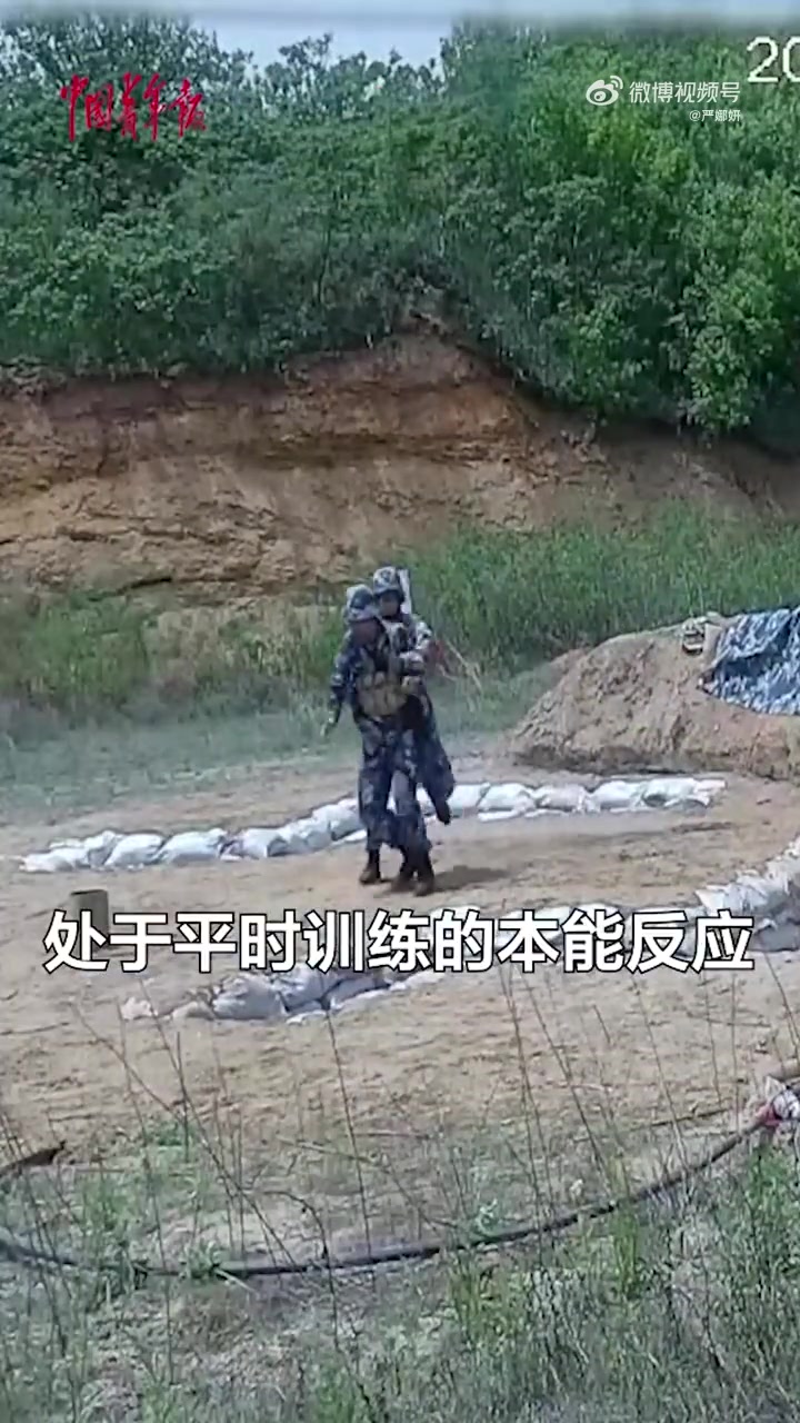 手榴弹实弹投掷考核出现特情，教导员生死时速成功处置险情！