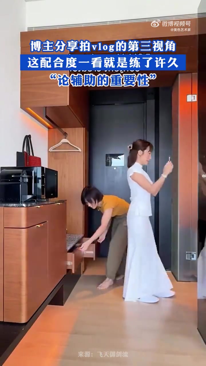 博主分享拍vlog的第三视角，这配合度一看就是练了许久！