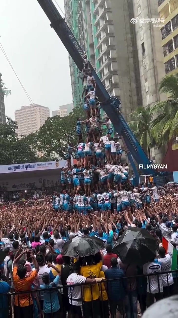 国外堆人墙挑战发生失误！