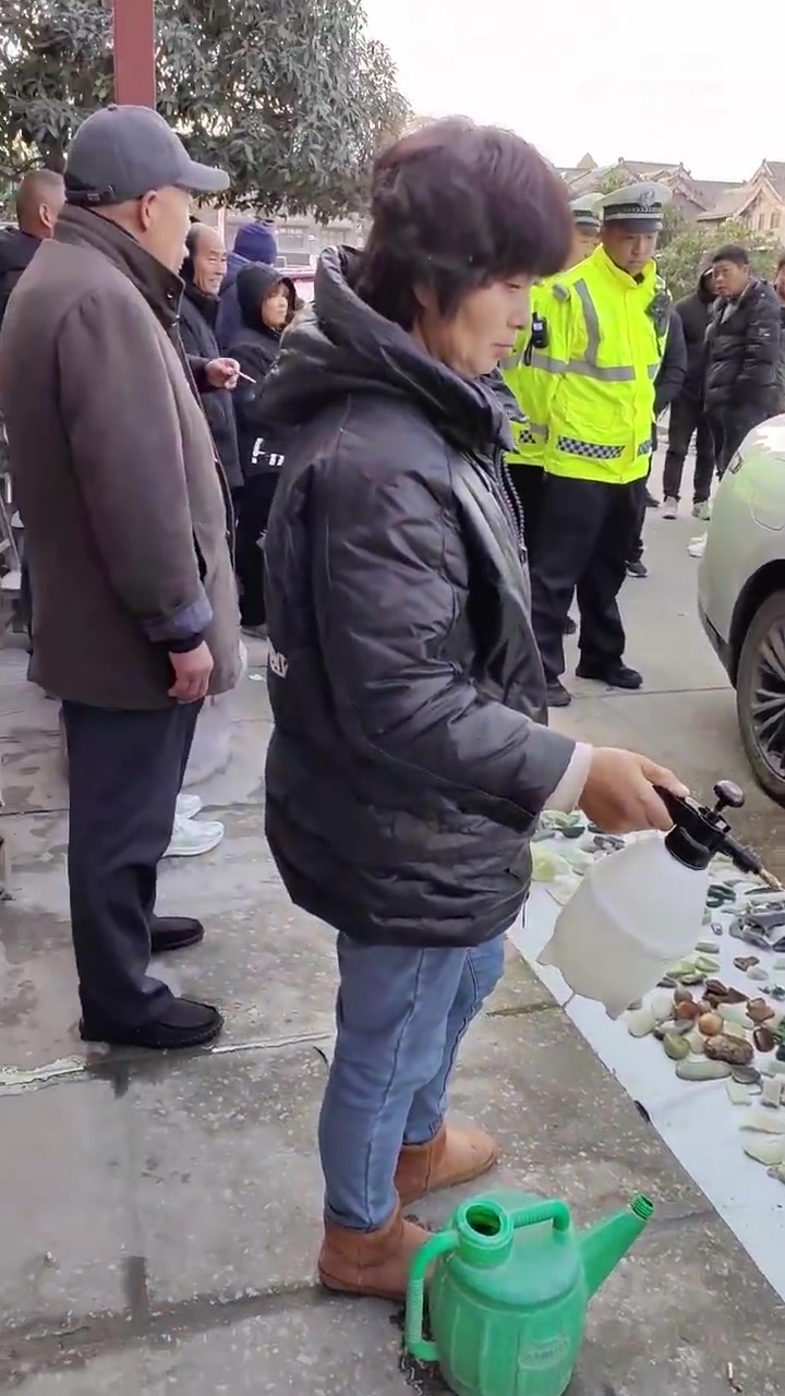 路边摊上的“无价之宝”被车压到了，保险够陪吗