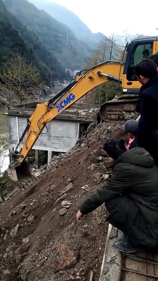 这操作看着人真实惊心胆战的，不知道该说技术好，还是胆子大啊！