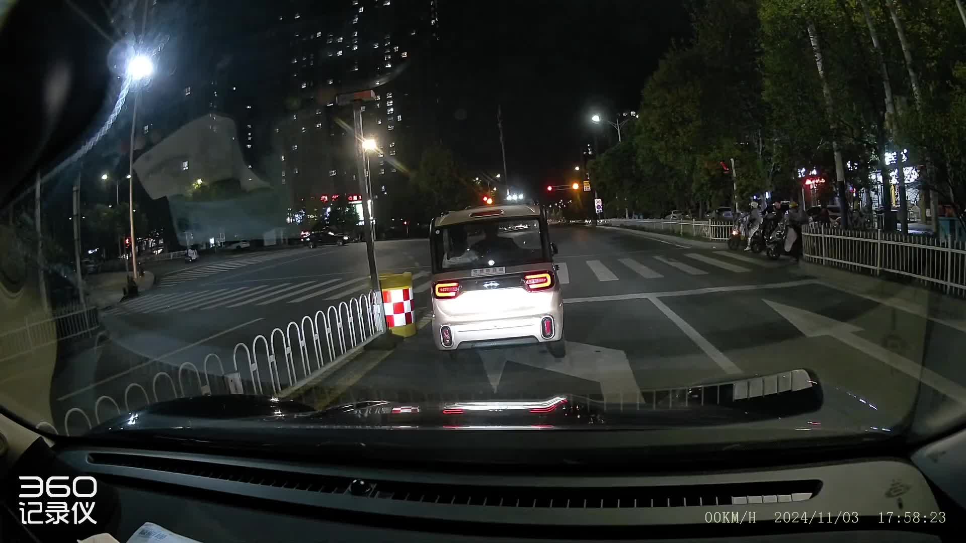 开车别跟着老头乐！加上那辆黑车，你们简直是铁三角啊！