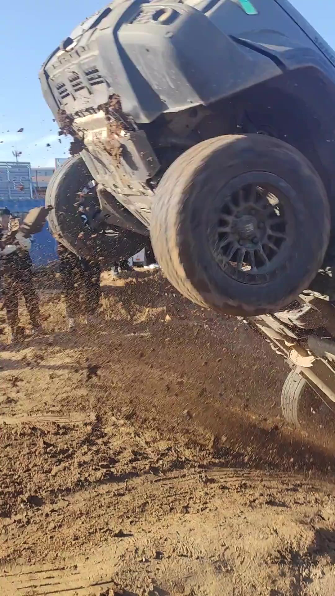 越野车飞坡翻车！不是说越野上坡要慢速吗！！