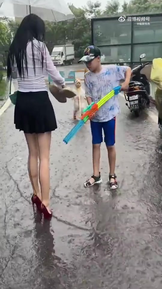 小孩哥们的雨天童趣！！！