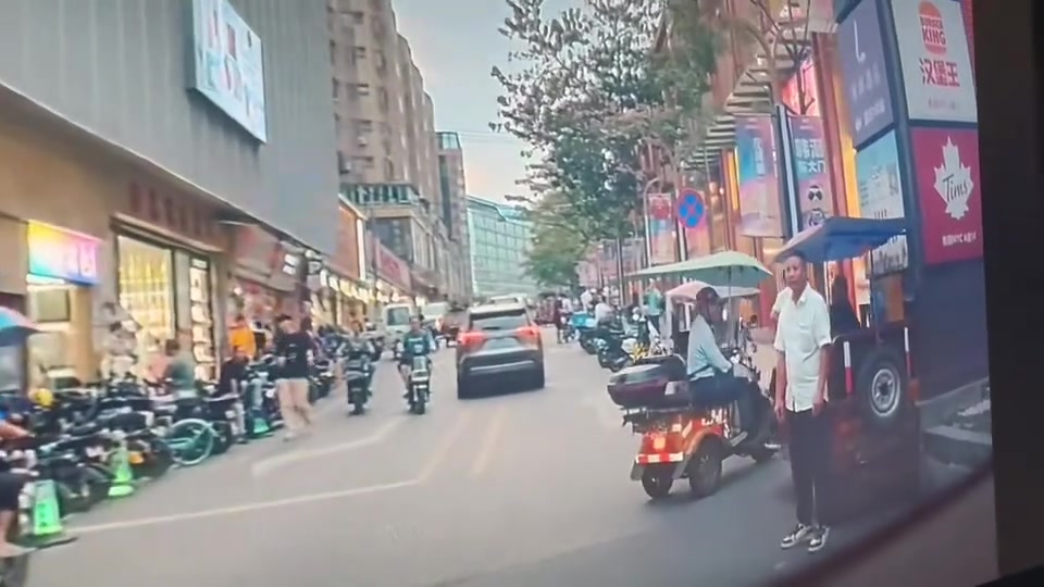 一想到回头吓一跳就忍不住想笑！