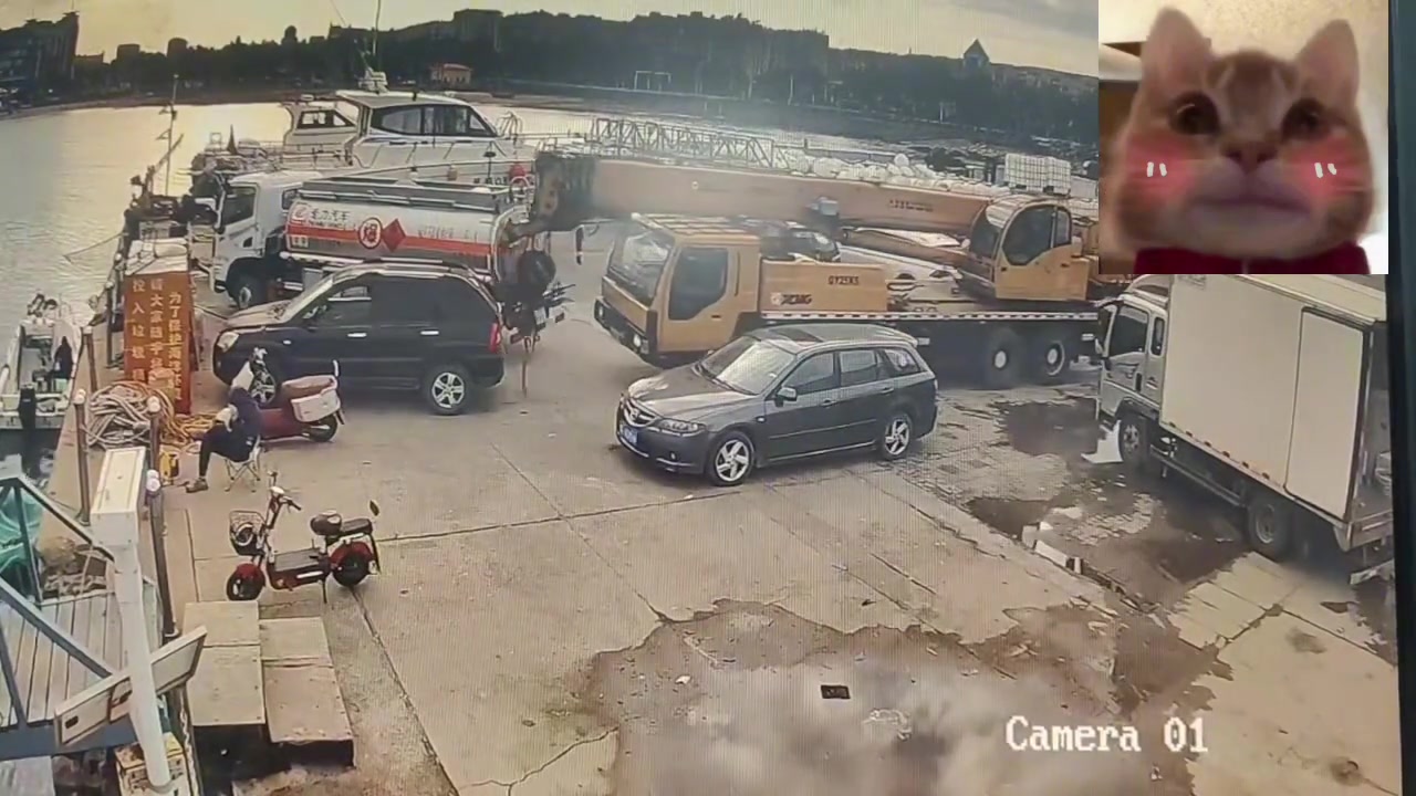 看到后面才知道车上没人啊！！要是撞上旁边油罐车