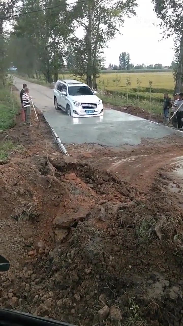 水泥路打一半车也要硬过，两边都难顶