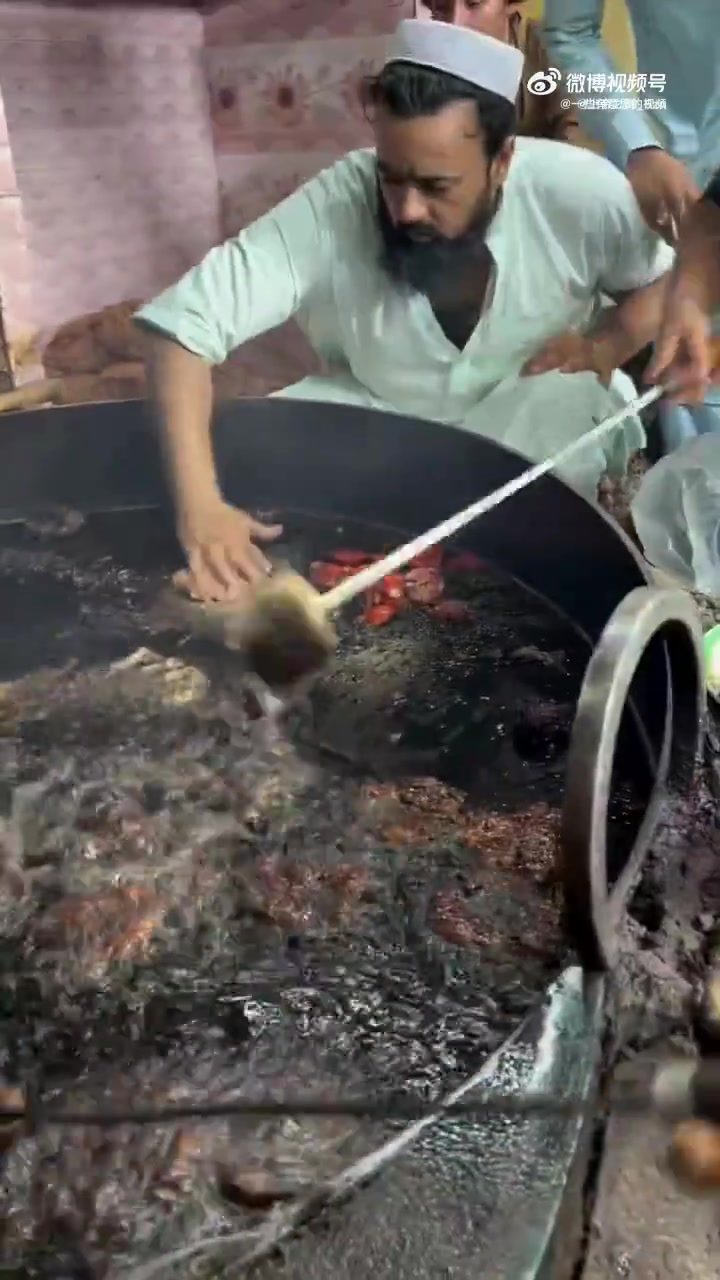 巴基斯坦美食铁板烤肉！白衣兄弟的手掌莫非也是铁板做的