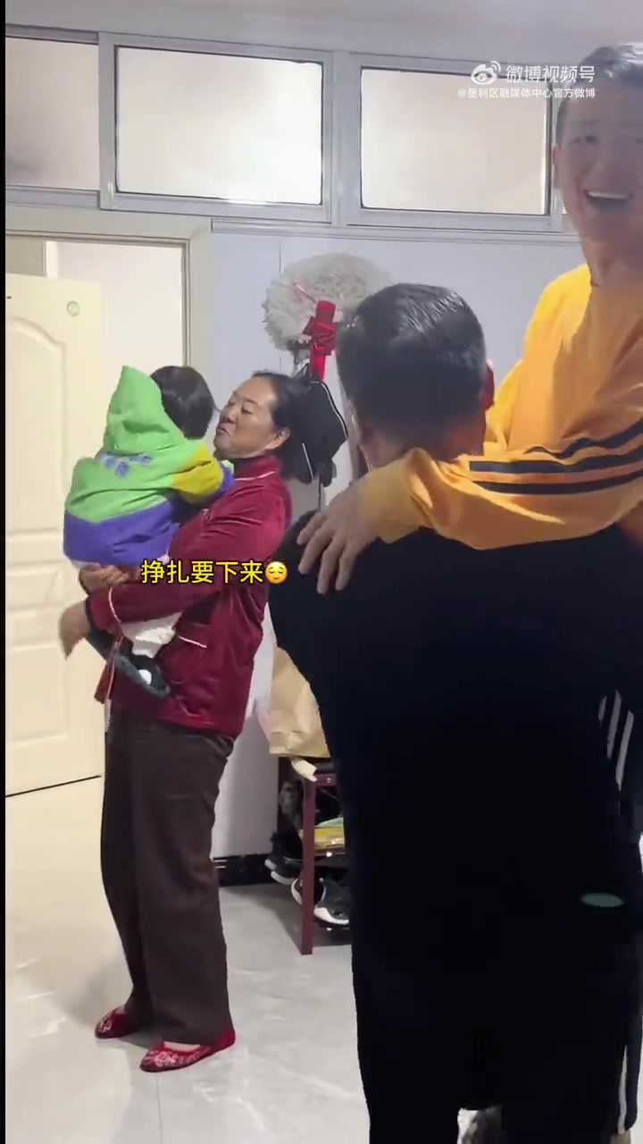 隔着屏幕都能感受到爸爸的快乐