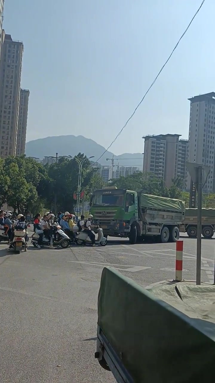 不要跟大车较劲，躲远点，因为你永远不知道下一秒会发生什么！