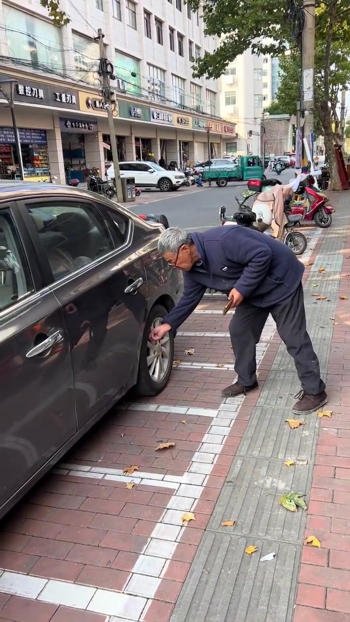车主刚停下30秒买个东西就走了，街边老头直接放车胎气