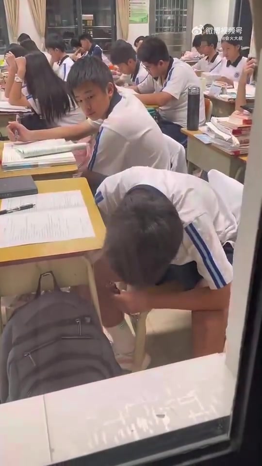 同桌想肘击他结果被完美躲开了