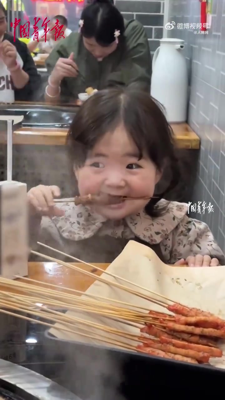 饭点可爱预警！被2岁萌娃撸串馋到了