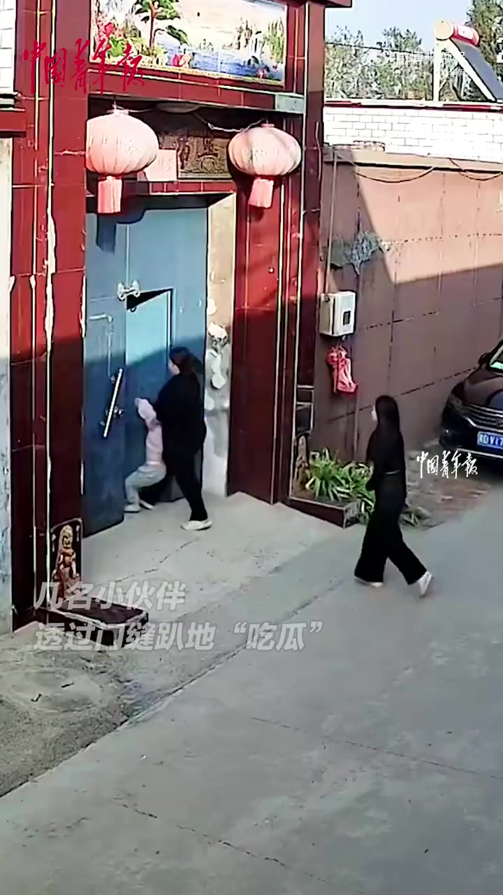 女孩被妈妈教育伙伴们趴门缝吃瓜，果然吃瓜不分年龄