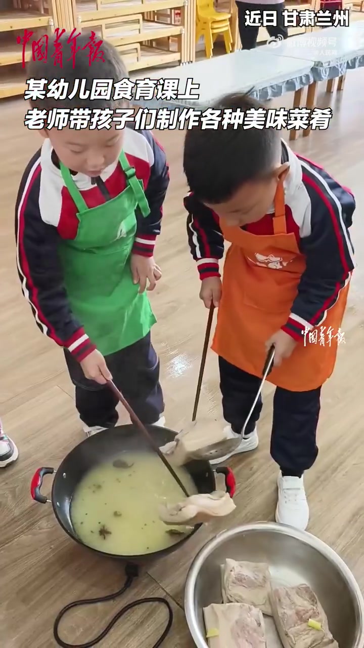 嘎嘎香！小朋友们在幼儿园做饭有模有样