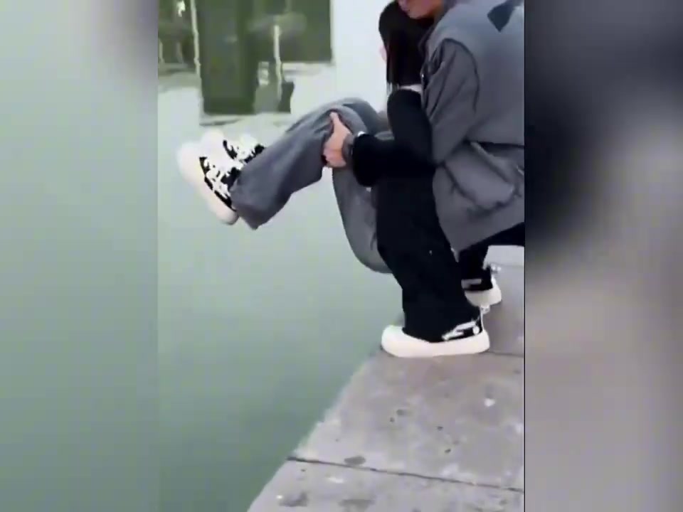 这“姿势”咋有种莫名的熟悉感