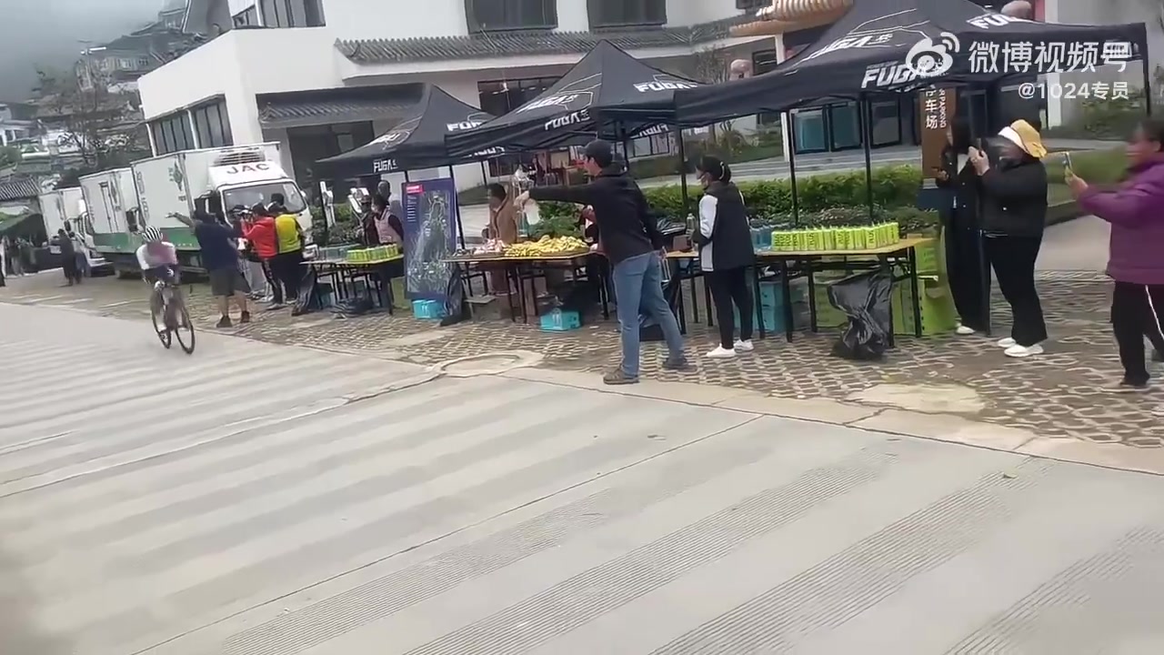 网友：这技术拿补给就慢点吧！