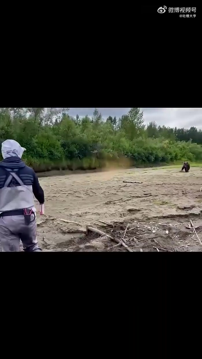 喷的啥玩意能把大熊都吓跑了！