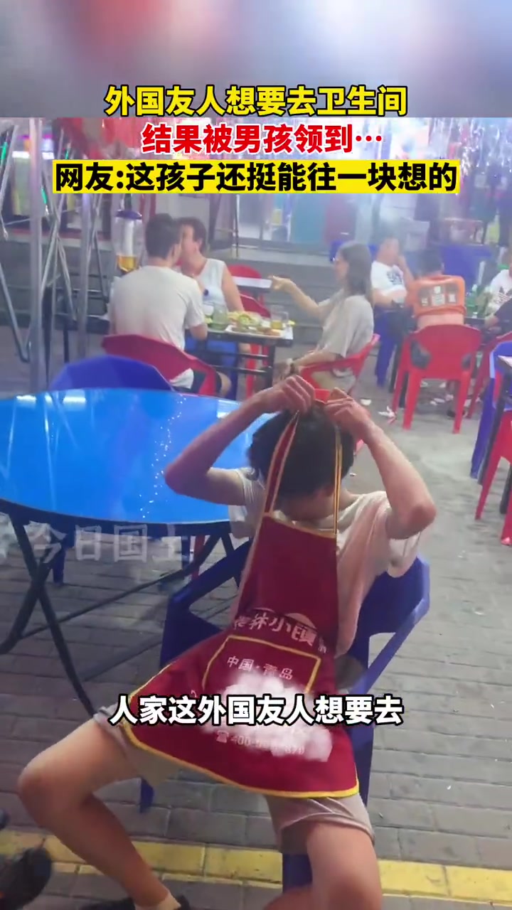 外国友人想要去卫生间，结果被男孩领到纹身店