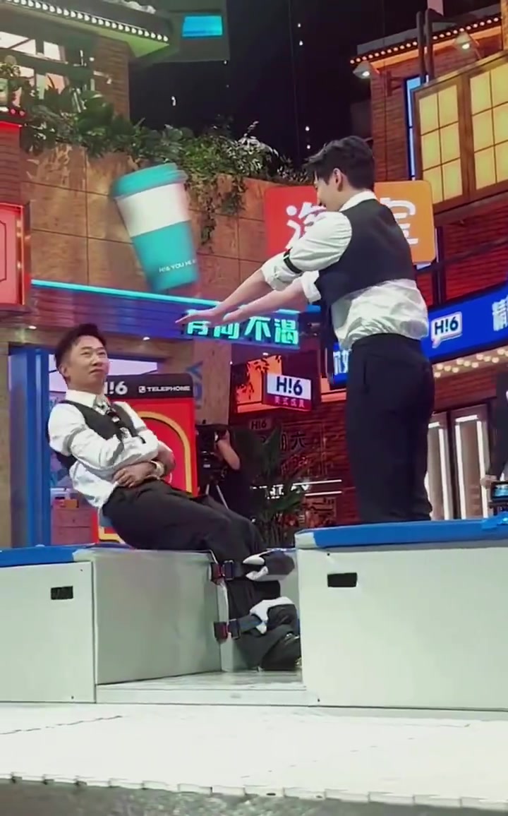 杨迪和杨洋一起玩这个推入水的游戏，不得不说杨洋的腰是真的好呀