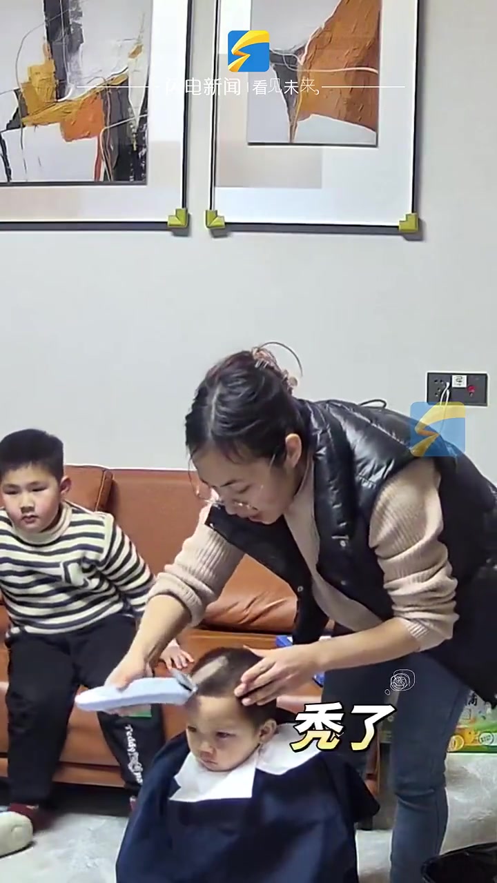妈妈给孩子剃头忘记安装卡尺，宝宝一块儿头皮瞬间剃秃！！！