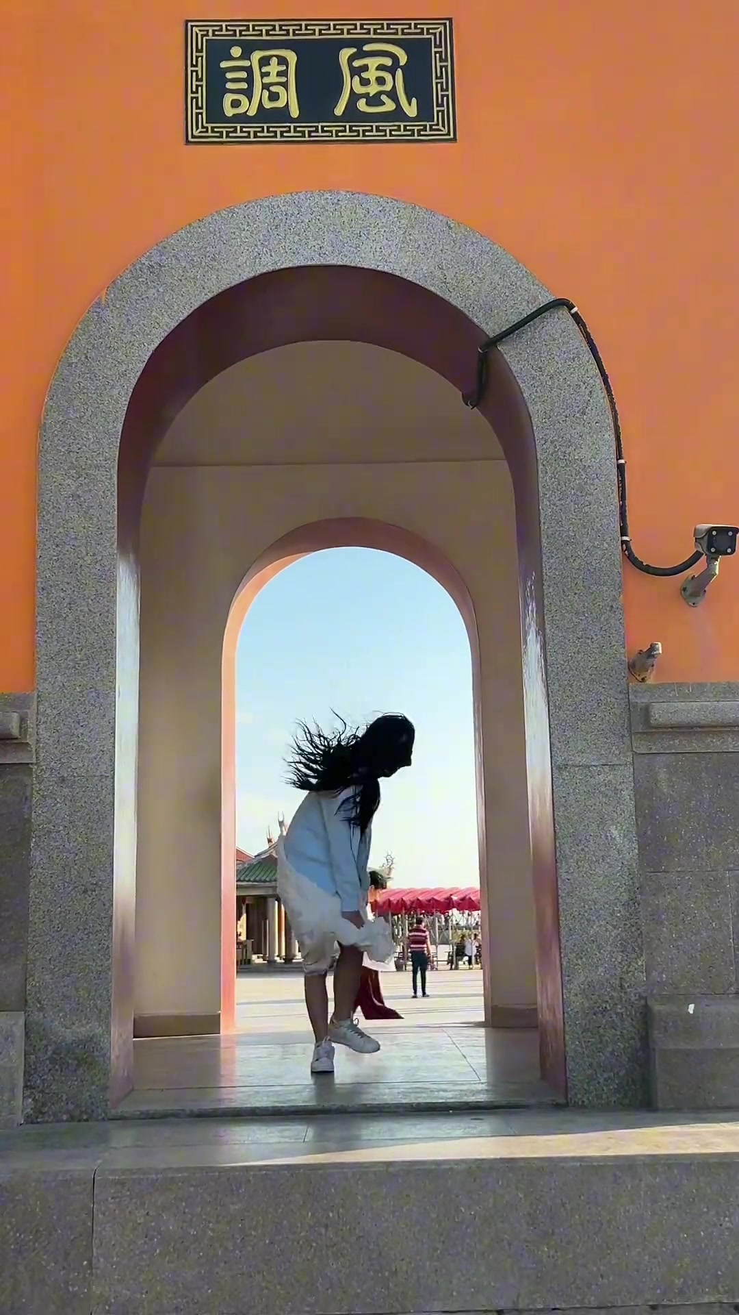 美女，你这样放不开很难拍照啊！！！
