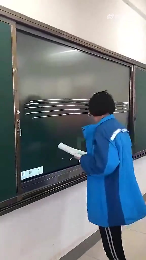现在的黑板都这么先进了嘛！！