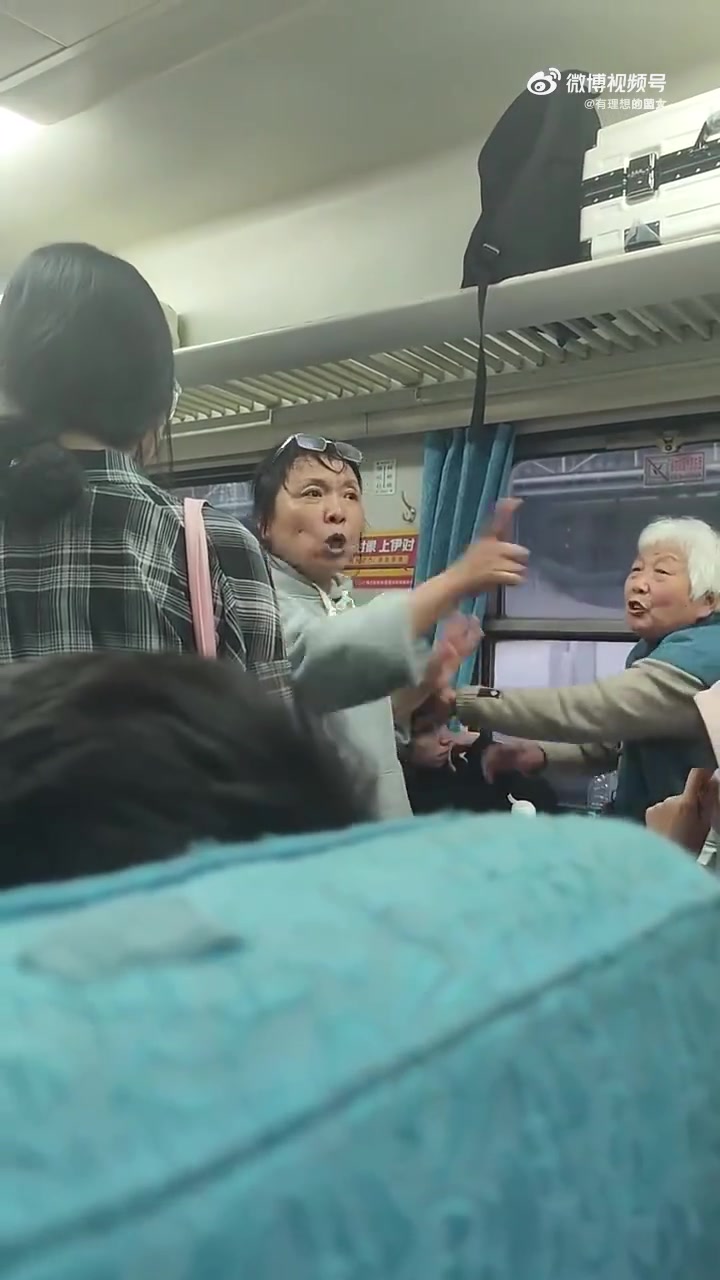 大妈买的站票坐了年轻人的座位，现场教育当代年轻人，滑稽