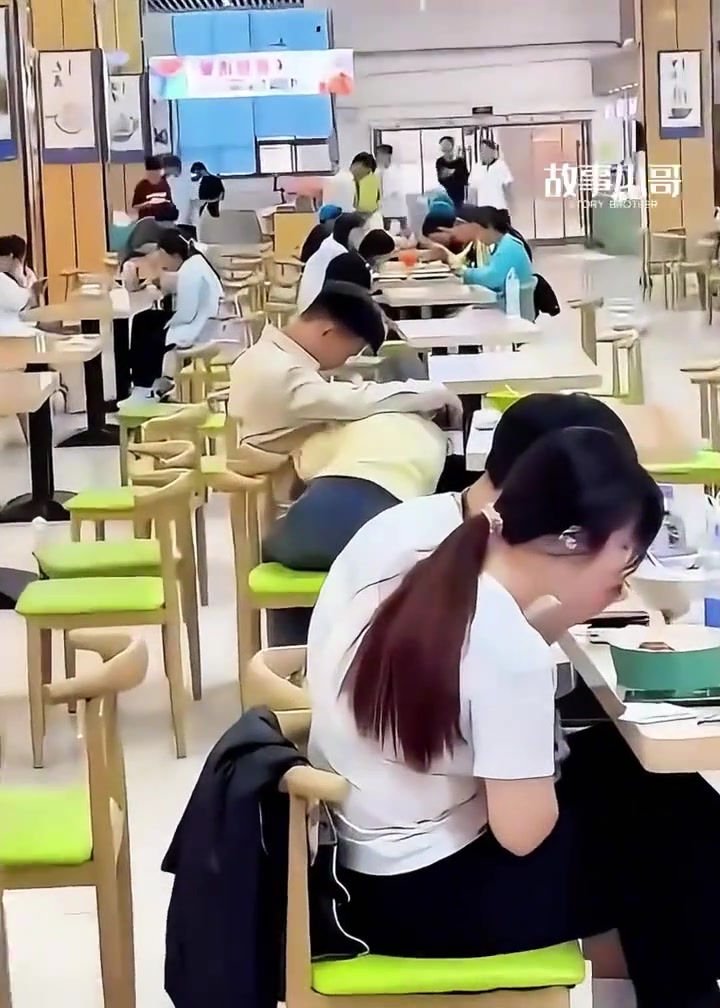 光天化日在食堂干嘛呢！