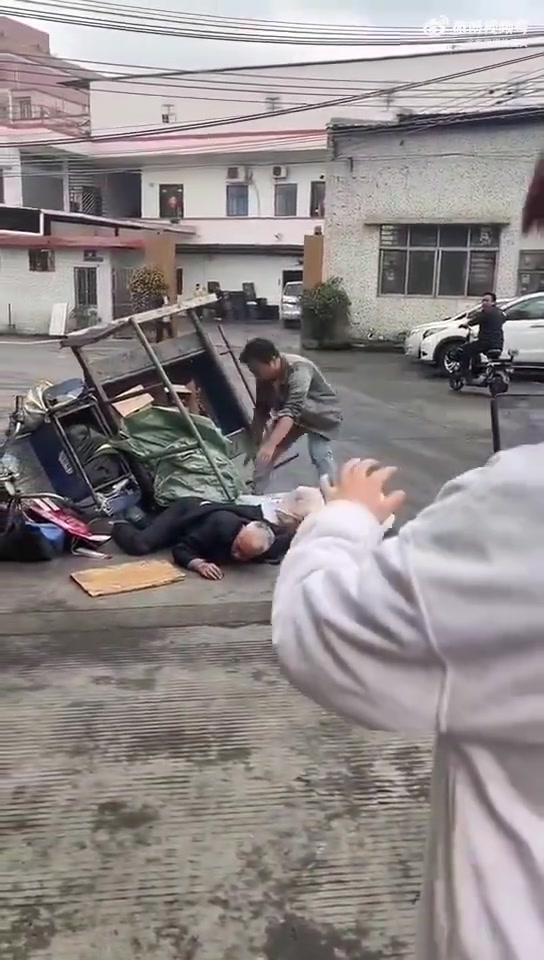 哎，被一些“老鼠屎”害的现在扶起老人还要先打开录像