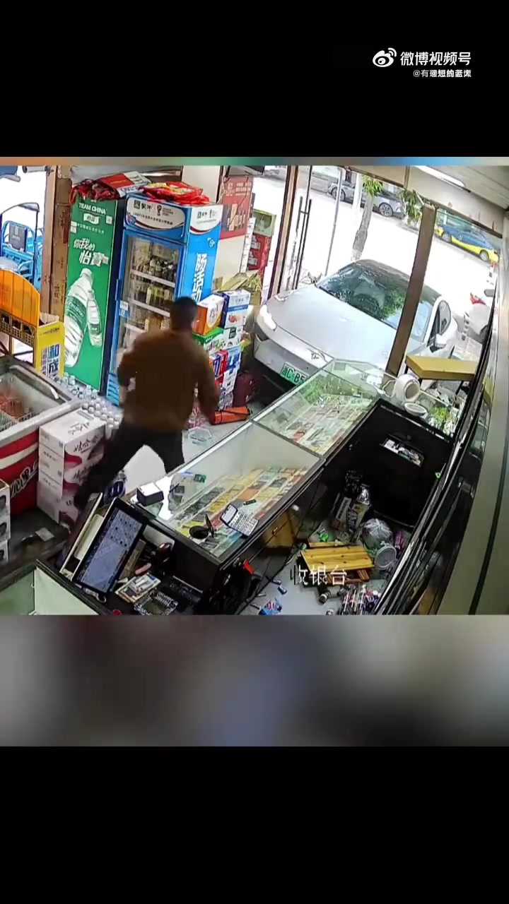 店老板：哥们别急，要啥给你搬出去还不行嘛，咋开着车进来了